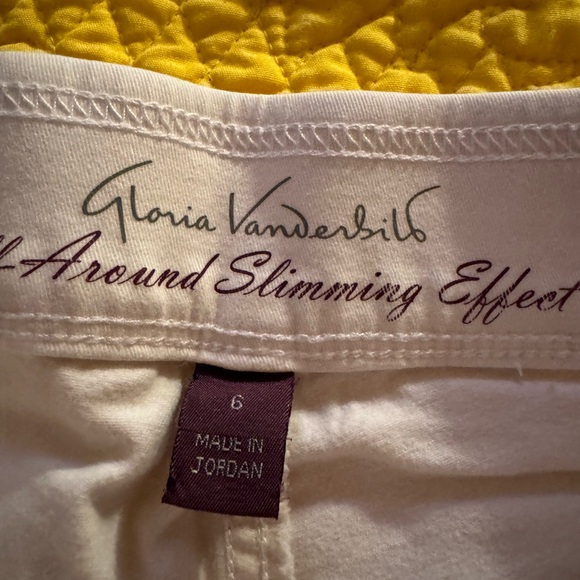Gloria Vanderbilt below knee shorts!  Great condition - Picture 3 of 5